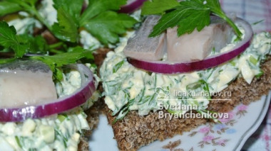 Бутерброды с сельдью и яйцами