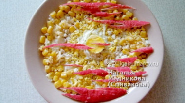 С кукурузой и крабовыми палочками..