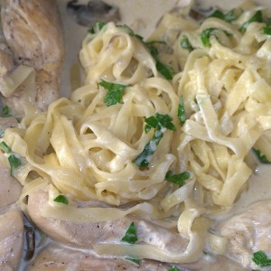 Паста фетучини с курицей в сливочном соусе
