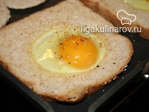 Яйцо в хлебной рамке