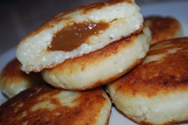 Нежные сырники с начинкой из вареной сгущенки объедение!