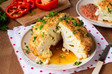 Цветная капуста, запеченная целиком