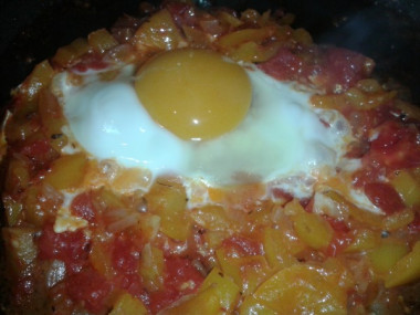 глазунья с овощами