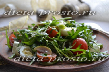 салат с рукколой и томатами черри 
