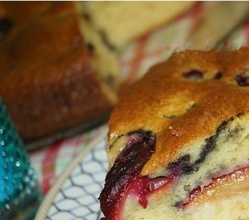 Рецепт творожного пирога со сливами.