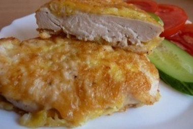 Отбивные из куриной грудки в кляре с сыром