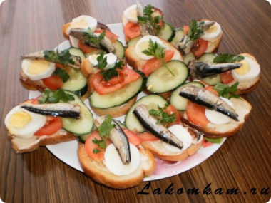 БУТЕРБРОДЫ СО ШПРОТАМИ ПОМИДОРОМ И ЯЙЦОМ