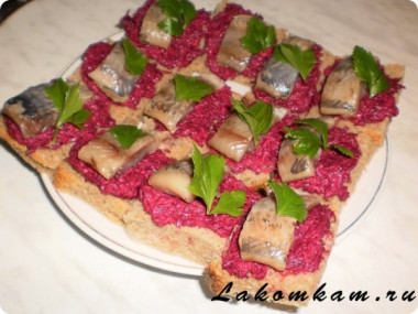 КАНАПЕ СО СВЕКЛОЙ И СЕЛЕДКОЙ