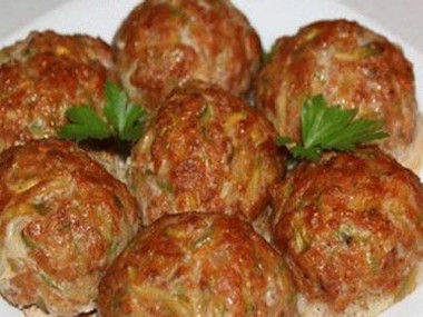 Греческие тефтели с кабачками Кефтедес