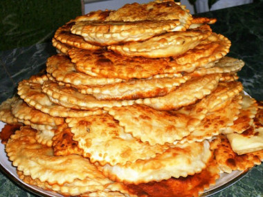 Чебуреки домашние получаются тоненькие и хрустящие, начинка сочная. 