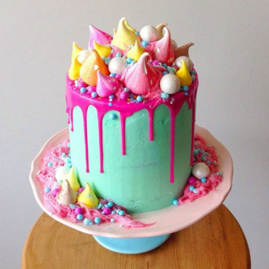 Цветная глазурь для декора торта красивыми подтеками