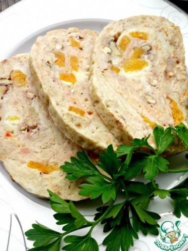 Куриный рулет с сыром, орехами и курагой 