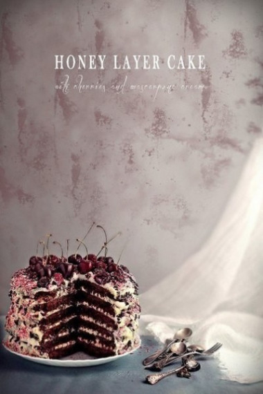 Медовый торт с вишнями и кремом маскарпоне