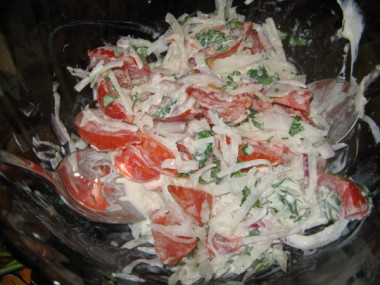 Салат из помидоров с редисом и дайконом