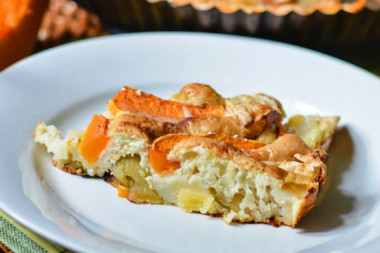 Необычная шарлотка Источник: http://vsedeserti.ru/iz-fruktov-i-yagod/tykvennaya-sharlotka-ili-yablochnyj-pirog-s-tykvoj/
