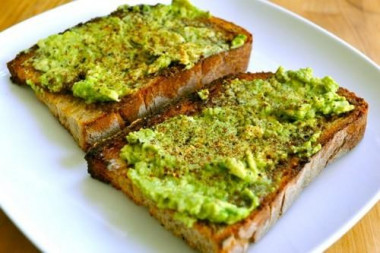 Бутерброды с авокадо и чесноком