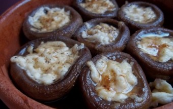 Шампиньоны с сулугуни