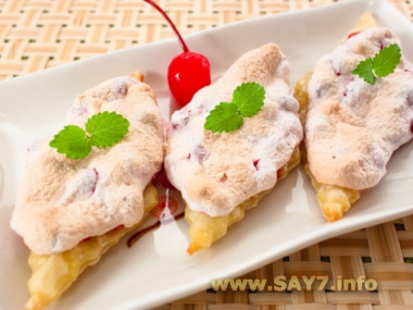 Слоёнки с брусникой