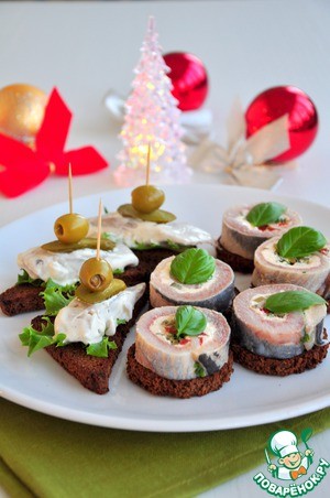 Рулеты из сельди с плавленым сыром Источник: http://www.povarenok.ru/recipes/show/81639/