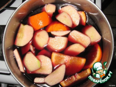 Глинтвейн с яблоком , изюмом и апельсином