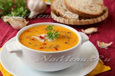 Тыквенный суп-пюре с чечевицей на курином бульоне