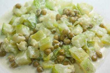 Кабачки с зеленым горошком