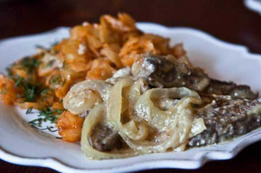 Печень тушеная со смсетаной