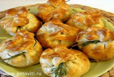 Закусочные мешочки из слоеного теста