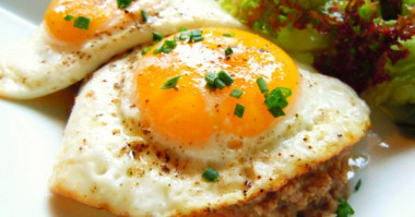 Как приготовить глазунью так, как это сделали бы лучшие шеф-повара