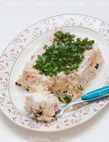 Салат из крабовых палочек с черносливом