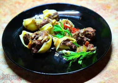 Конкильони с пряной печенью и грибами