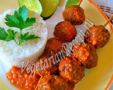 Тефтели из чечевицы на шпажках в томатно-морковном соусе