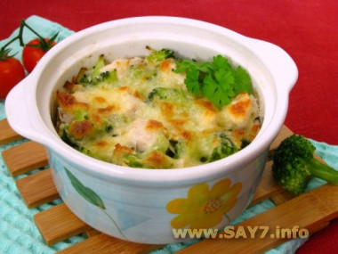Куриное филе и брокколи, запеченные под сливочным соусом