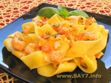 Макароны с семгой и помидорами