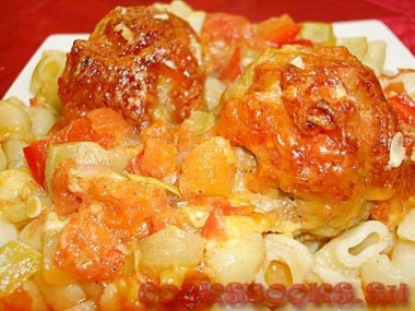 Тефтели запечённые с кабачками, перцем, под томатным соусом