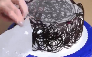 Украшаем красиво тортик.