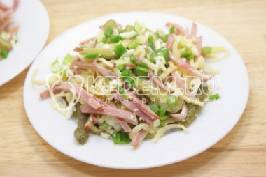 Салат с корнишонами "Остренький"