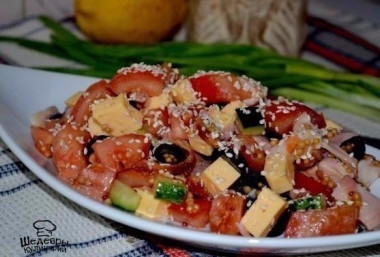 Салат с курицей, овощами и кунжутом