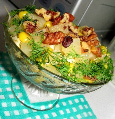 Салат с курицей, ананасом и кукурузными палочками