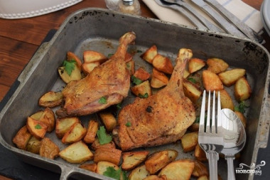 Утка кусочками с картошкой в духовке