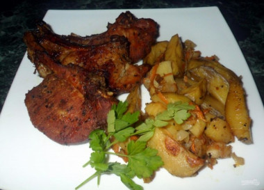 Нежные стейки из свинины с чесноком в духовке