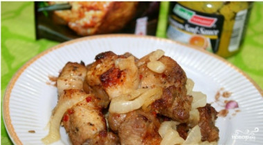 Мясо в рукаве на луковой подушке