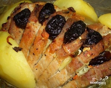 Свинина с черносливом в духовке