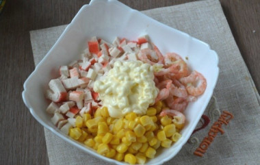 САЛАТ С КРЕВЕТКАМИ И КРАБОВЫМИ ПАЛОЧКАМИ