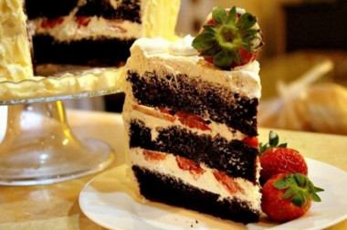 Шоколадный шифоновый торт с клубникой