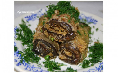 Жареные баклажаны с орехами, кинзой и чесноком