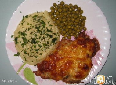 Отбивная свиная с грибами и ананасами под сыром