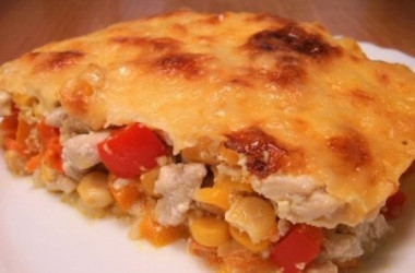 Запеканка с рисом, куриным филе, кукурузой и овощами