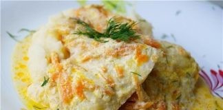 Минтай в сметане с чесноком