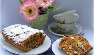 Пирог с сухофруктами и орехами